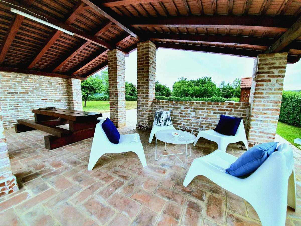 Villa Mons Aureus Popovac Екстер'єр фото